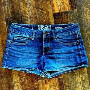 Super cute Levi shorts size 7. Great condition
